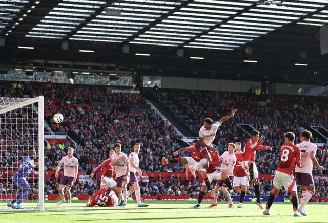 Ngược dòng hạ Brentford sân nhà, Man United trở lại... Top 10 Ngoại hạng Anh- Ảnh 3.