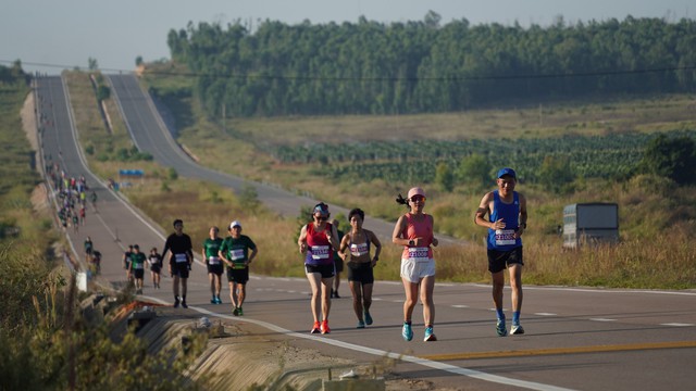 Gần 3.000 vận động viên chinh phục cung đường biển marathon Phan Thiết- Ảnh 3.