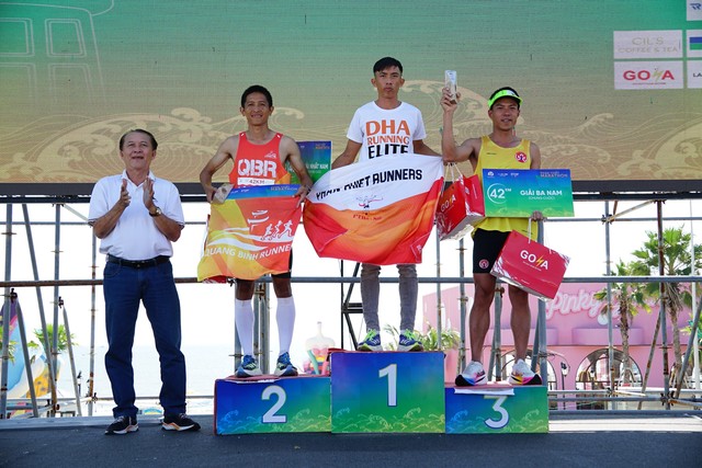 Gần 3.000 vận động viên chinh phục cung đường biển marathon Phan Thiết- Ảnh 5.